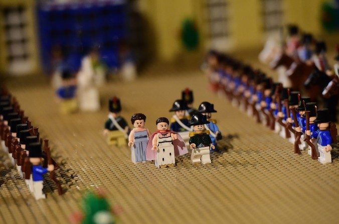 La vie de Napoléon Ier en Lego lors de l'ouverture de l' « Histoire en briques », une exposition recréant la vie de l'ancien empereur français, à Waterloo, en Belgique, le 29 mai 2015. (EMMANUEL DUNAND / AFP / Getty Images)