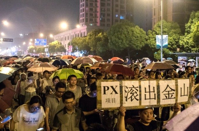 Des manifestants déploient des banderoles en protestant contre le projet de construction de l’usine de paraxylène (PX) dans le district de Jinshan de Shanghai, le 23 juin 2015 (Vicente Miña / AFP / Getty Images).