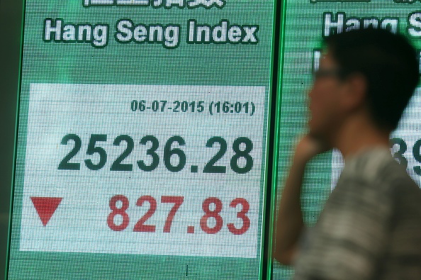 La bourse de Shanghai a dévissé de plus de 30% depuis le 12 juin. (Isaac Lawrence/AFP/Getty Images)