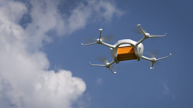 Un drone de la Poste suisse en plein vol d'essai, le 7 juillet. Les villages isolés pourraient bien adopter la livraisons de colis par ces appareils.  (FABRICE COFFRINI/AFP/Getty Images)