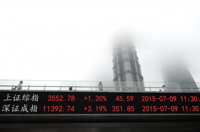 Un écran montre l'indice boursier Shanghai Composite (en haut) et l'indice Shenzhen Composite, à Shanghai en Chine, le 9 juillet 2015. (STR / AFP / Getty Images) 