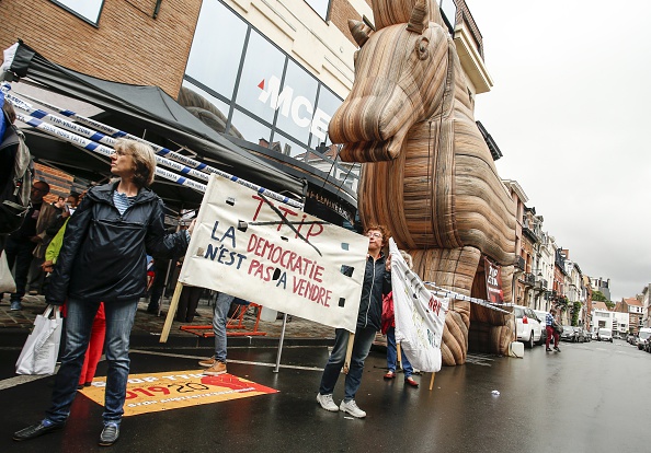 Manifestation le 15 juillet 2015 à Bruxelles contre le TTIP, traité de libre échange transatlantique. Le cheval de Troie représente l’accord en court de négociation qui va faire entrer les intérêts des grands groupes industriels dans la législation européenne. (THIERRY ROGE/AFP/Getty Images)