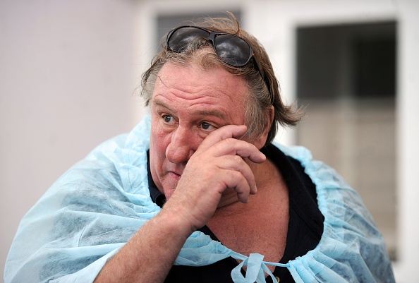 L'acteur français Gérard Depardieu lors d'une visite aseptisée d'une ferme d'élevage dans le village de Zadomlya, en Biélorussie à une quarantaine de kilomètre à l'est de Minsk, le 22 juillet 2015. (Sergei Gapone/AFP/Getty Images)