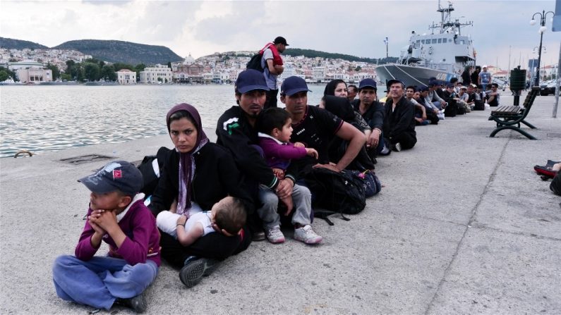 Des migrants et des demandeurs d’asile font la queue sur le port de Mytilène, à Lesbos, dans l’attente d’être enregistrés par la police. (Louisa Gouliamaki/IRIN)
