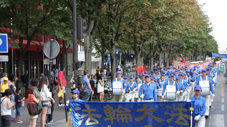 La Fanfare Tian Guo, composée de pratiquants de Falun Gong, a défilé dans les rues parisiennes samedi dernier. (Epoch Times)