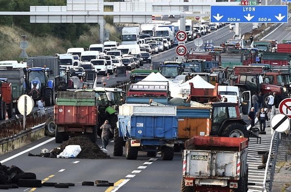 Des agriculteurs bloquent l'A6 près de Lyon. (Philippe Desmazes/AFP/Getty Images)