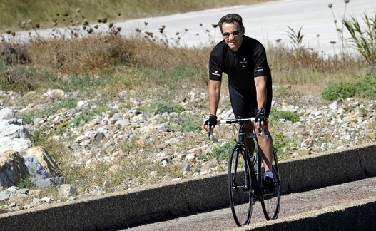 Nicolas Sarkozy sur un vélo au moment du Tour de France, la communication politique du patron des Républicains est un peu trop téléphonée (Anne-Christine Poujoulat/AFP/Getty Images)