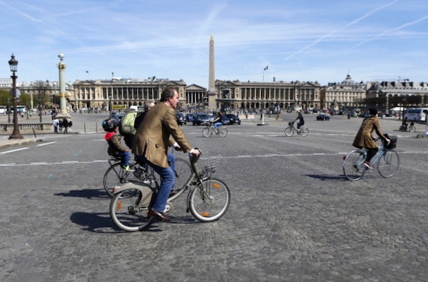 Des cyclistes sur la place de la Concorde à Paris. (Patrick Kovarik /AFP/Getty Images)