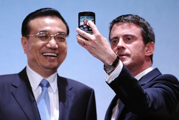 Le Premier ministre chinois Li Keqiang et le Premier ministre français en train de faire un selfie, le 2 juillet 2015, à Toulouse. (Remy Gabalda/AFP/Getty Images)