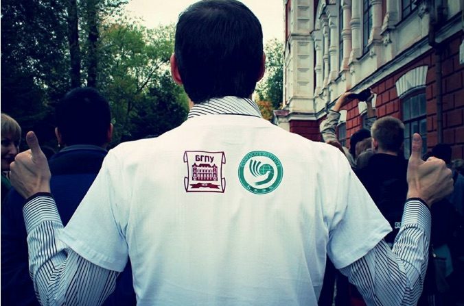 Un homme porte une chemise avec les logos de l’Université Pédagogique d’État de Blagoveshchensk et de l’Institut Confucius sur une photo non datée. (Copie d’écran/Sinocenter.ru) 