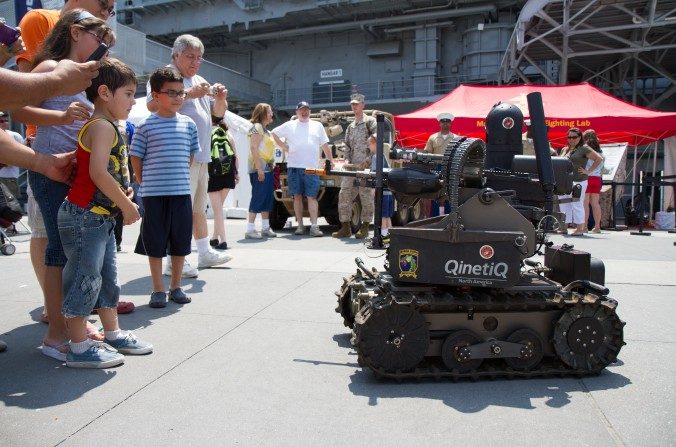 Un robot militaire autonome effectue des démonstrations pour les spectateurs au Memorial Day Service on the Intrepid, à New York, le 28 mai 2012. (Benjamin Chasteen / Epoch Times)