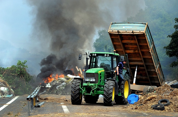 Un blocage des agriculteurs sur l'autoroute entre Morlaix et Brest, le 22 juillet 2015. (Fred Tanneau/AFP/Getty Images)