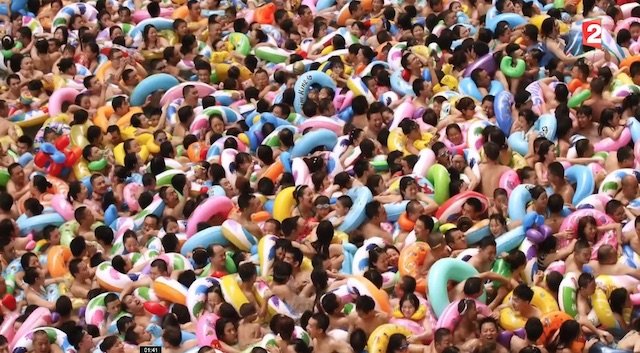 Capture d'écran d'un extrait du film « Human» de Yann Arthus Bertrand. Plan aérien d'une piscine à vague en Chine ( Capture d'écran Francetvinfo )