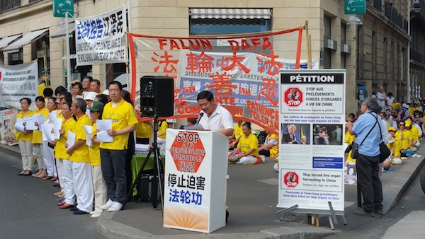 Alain Tong, président de l’association Falun Gong France, prononçant un discours devant l’ambassade de Chine à Paris le 18 juillet à l’occasion des 16 ans de persécution de la méthode par le Parti communiste chinois. Le Falun Gong inclut cinq exercices méditatifs et enseigne aux élèves à se conduire selon les principes d’Authenticité, Compassion, Tolérance. (Siaoyong Sou/Epoch Times)