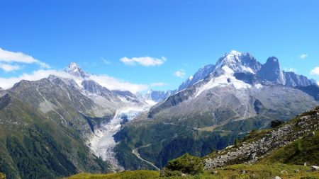 [Vidéo] Mont-Blanc : un guide assiste à un éboulement sur la Mer de Glace à Chamonix