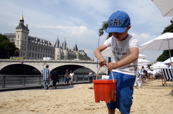 Pour les franciliens Paris Plages regroupe des activités de détente, de sport et de culture. (Bertrand Guay/AFP/Getty Images)