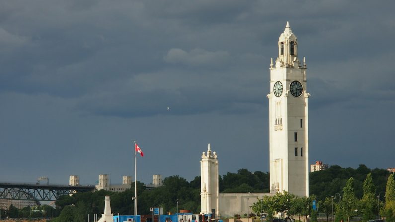 La tour de l’Horloge a été classée «édifice fédéral du patrimoine» depuis 1996 et a été construite entre 1919 et 1922. (Nathalie Dieul/Epoch Times)