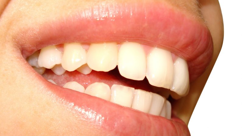 La croyance qu’il faut exterminer toutes les bactéries de la bouche est en fait probablement plus nocive que bénéfique… En effet, pour certains, le simple fait de brosser les dents et de passer la soie dentaire suffira, même en l’absence de dentifrice. (Freeimages.com)