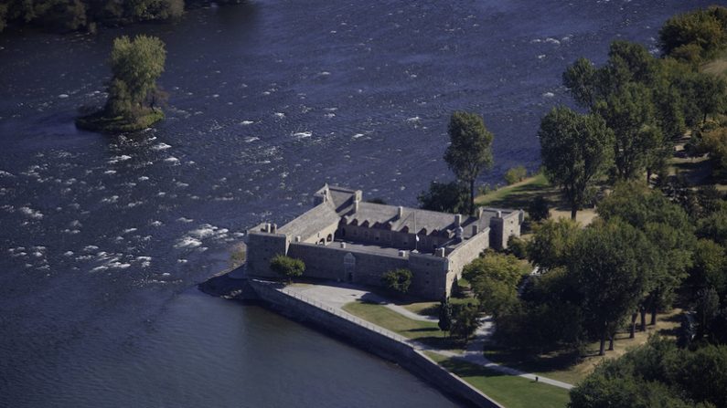 Situé sur le bord de la rivière Richelieu, le site du Fort-Chambly était un endroit stratégique pour la défense de Montréal. Il est maintenant un endroit stratégique pour le tourisme de la région. (Parc Canada) 