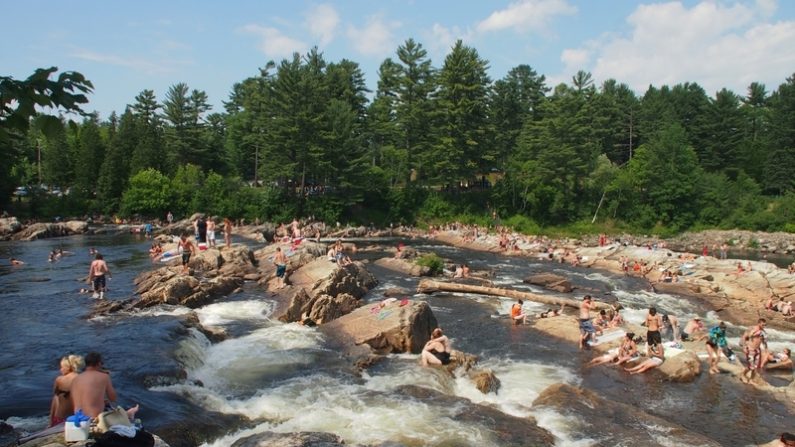 Le parc des Cascades, à quelques kilomètres des chutes de Dorwin, est un bel endroit pour bronzer ou faire un barbecue.(Nathalie Dieul) 