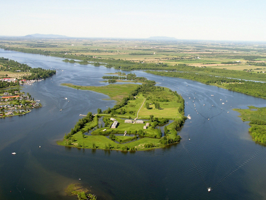  Fort-Lennox est situé sur l’île aux Noix, en plein milieu de la rivière Richelieu. (Tourisme Montérégie) 