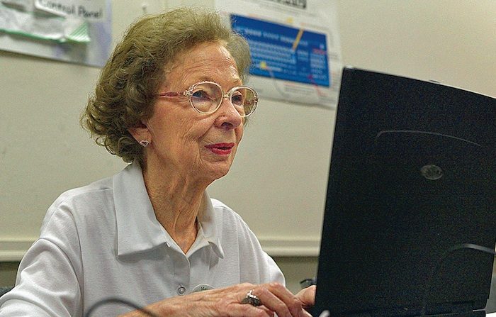 Suzette D’Hooghe, 77 ans, travaille sur son ordinateur lors d’une séance d’informatique. (Tim Boyle/Getty Images)