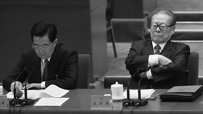 L'ancien dirigeant communiste chinois Jiang Zemin (à droite) assiste à la séance de clôture du 18e Congrès national du Parti communiste chinois le 14 novembre 2012, à Pékin. Jiang Zemin est censé être le dernier parrain derrière les complots politiques de Bo Xilai et Zhou Yongkang. (Feng Li / Getty Images)