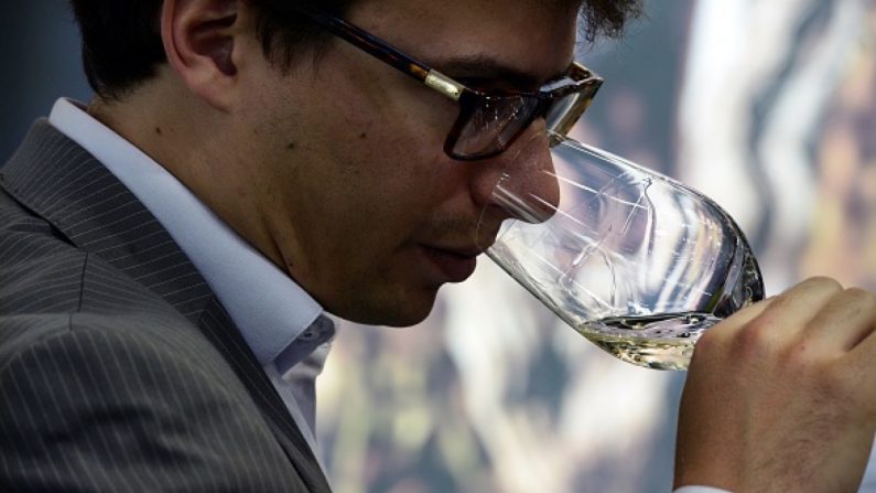 Dégustation de vin au festival Vinexpo à Bordeaux en juin 2015. (JEAN-PIERRE MULLER/AFP/Getty Images)