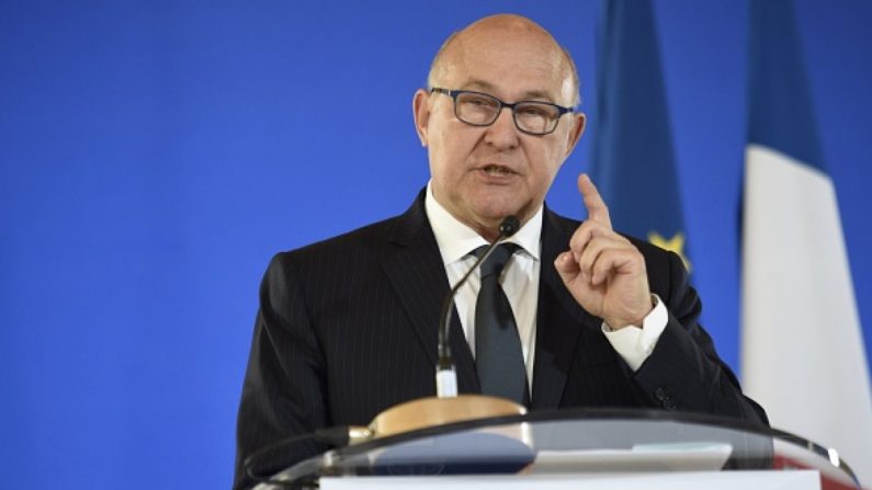 Le ministre des Finances Michel Sapin lors de la présentation de l'impôt sur le revenu 2015 le 14 avril 2015 à Paris. (MARTIN BUREAU/AFP/Getty Images)