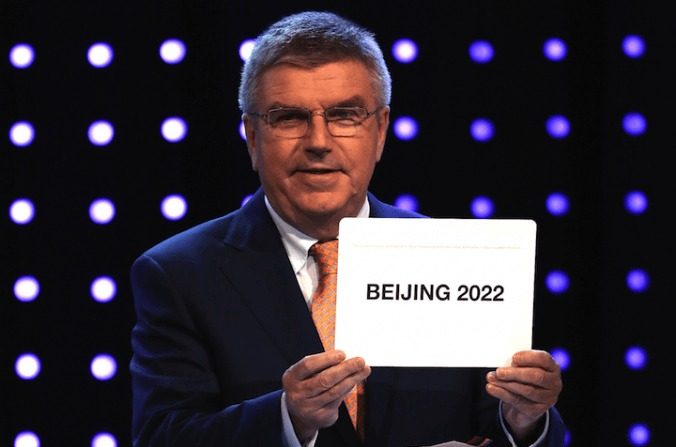 Thomas Bach, président du Comité International Olympique, déclare Pékin ville organisatrice des Jeux Olympiques d’Hiver à Kuala Lumpur, le 31 juillet dernier. (How Foo Yeen/Getty Image)
