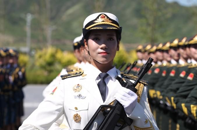 Une femme soldat de l'Armée populaire de libération lors de la répétition générale du défilé militaire du 3 septembre prochain, dans une base militaire à Pékin, le 22 août 2015. Ce défilé doit marquer le 70e anniversaire de la victoire de la Chine pendant la Seconde guerre mondiale. (ChinaFotoPress / Getty Images)