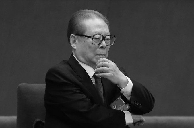 L’ancien dirigeant du Parti communiste chinois, Jiang Zemin, assiste à la session d’ouverture du 18e Congrès du Parti communiste dans la Grande Salle du Peuple, le 8 novembre 2012, à Pékin en Chine. (Feng Li/Getty Images)