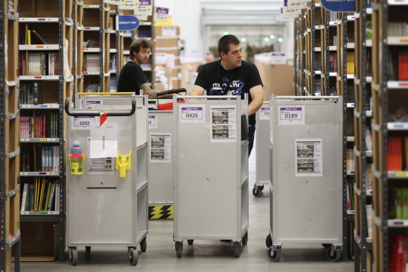 Un employé dans l'entrepôt de Brieselang, en Allemagne. Ce payx abrite le deuxième plus gros marché européen du commerçant en ligne. (Sean Gallup/Getty Images)