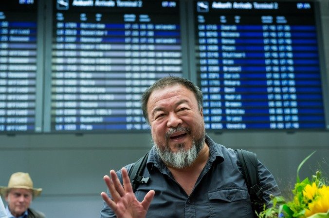 Le dissident chinois Ai Weiwei, à son arrivée à l'aéroport de Munich (Allemagne) le 30 juillet 2015. (Joerg Koch/Getty Images)