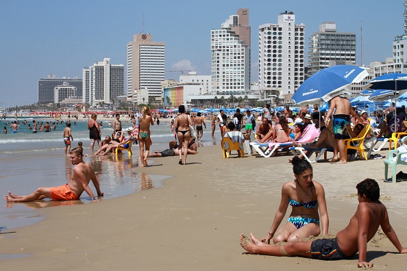 Une journée normale dans la ville méditerranéenne israélienne de Tel-Aviv, le 11 août 2015. (GIL COHEN MAGEN/AFP/Getty Images)