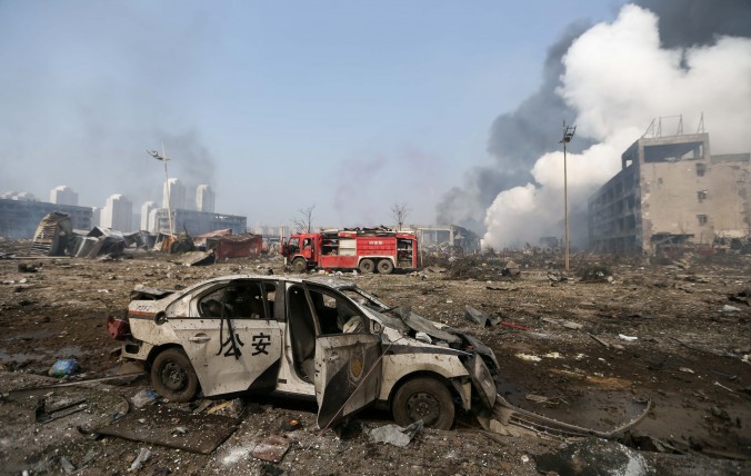 Une voiture de police endommagée sur le site des explosions de Tianjin, en Chine, le 13 août 2015. (STR / AFP / Getty Images)