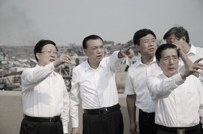 Le premier ministre chinois Li Keqiang (2e à gauche) inspectant le site de l'explosion à Tianjin (STR/AFP/Getty Images)