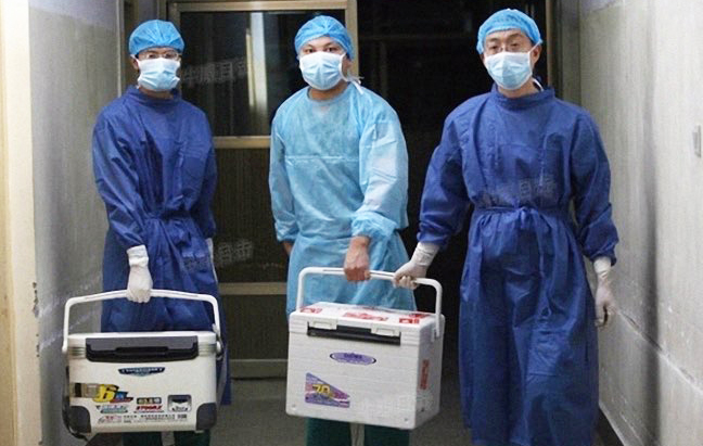 Des médecins transportent des organes pour une transplantation dans un hôpital de la province du Henan, en Chine, le 16 août 2012. (Capture d'écran via Sohu.com)