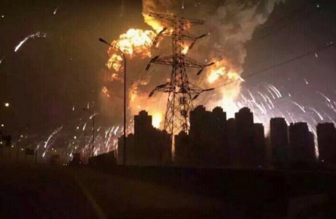 Une image de l'explosion de Tianjin capturée par un témoin. (@ sunlinger / weibo.com)