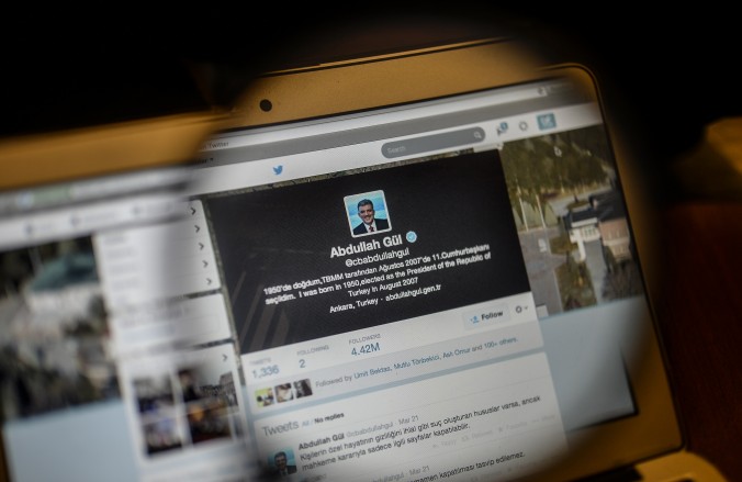 Le compte Twitter du Premier ministre turc, Recep Tayyip Erdogan, le 26 Mars 2014 à Istanbul. Ce 21 août, le réseau social a désactivé plusieurs sites qui archivaient les tweets écrits puis supprimés par des politiciens et des diplomates du monde entier. (Bulent Kilic/AFP/Getty Images)