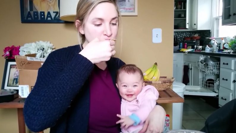 Capture d’écran du bébé hilare et de sa mère (YouTube)