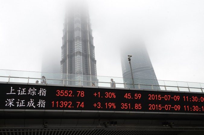 Malgré les déclarations du gouvernement, l'inquiétude reste toujours forte sur l'avenir de la bourse chinoise.(STR/AFP/Getty Images)