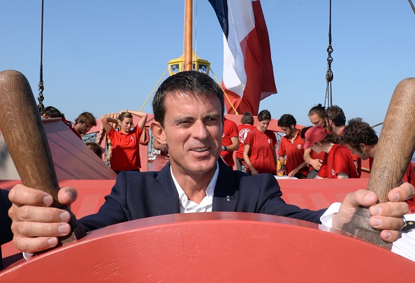 Manuel Valls tenant la barre de l'Hermione à Rochefort le 29 août. Le Premier ministre veut faire l'équilibre autour de lui entre les réformateurs et les conservateurs du Parti socialiste (JEAN-PIERRE MULLER/AFP/Getty Images)