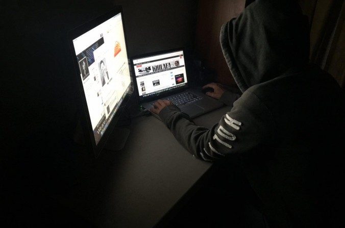 Un membre du groupe de hackers GhostSec travaille sur un ordinateur portable. L'organisation a été créée pour lutter contre les terroristes de EI en ciblant leur collecte de fonds en ligne et le recrutement. (GhostSec)