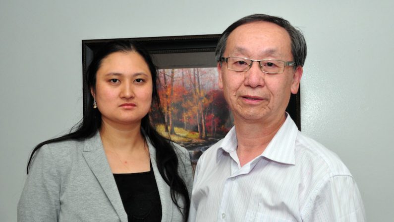 Helen Wang, ex-rédactrice en chef du Chinese Canadian Post, et le journaliste à la pige Jonathan Fon rencontrent les médias le 6 août 2015 à Toronto. (Allen Zhou/Epoch Times)