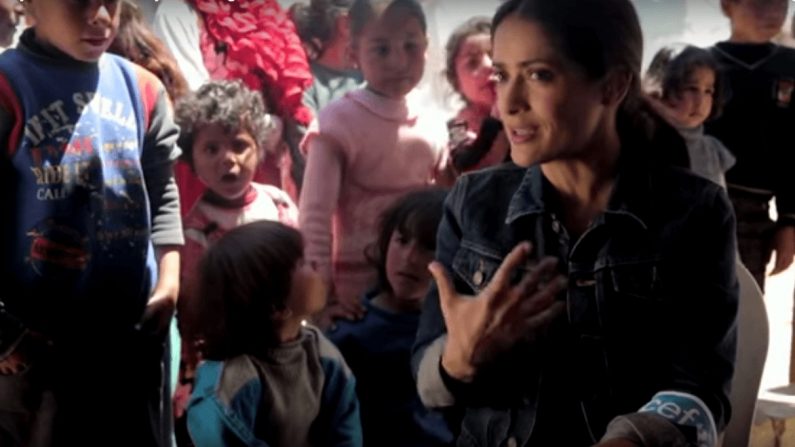 Salma Hayek, dans un camp de réfugiés syrien, partage sa vision de l'aide à l'éducation. (Chimes for Change via Youtube)