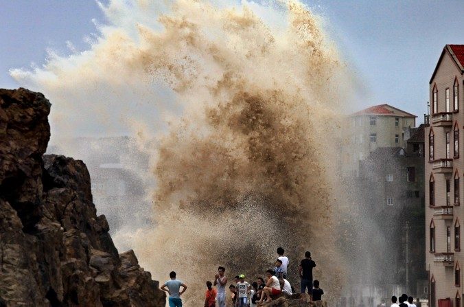 Ce 8 Août 2015, les résidents de  Wenling  dans la provicne chinoise du Zhejiang, se réunissait pour observer le typhon Soudelor. (STR/AFP/Getty Images)