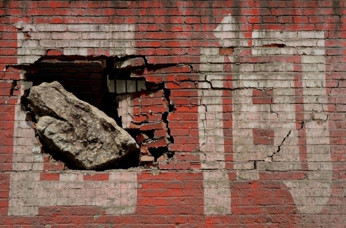 Un mur montrant des caractères chinois simplifiés le 9 septembre 2012, après qu’une série de tremblements de terre ait frappé le comté de Yiliang, dans la province du Yunnan. (Mark Ralston / AFP / GettyImages)