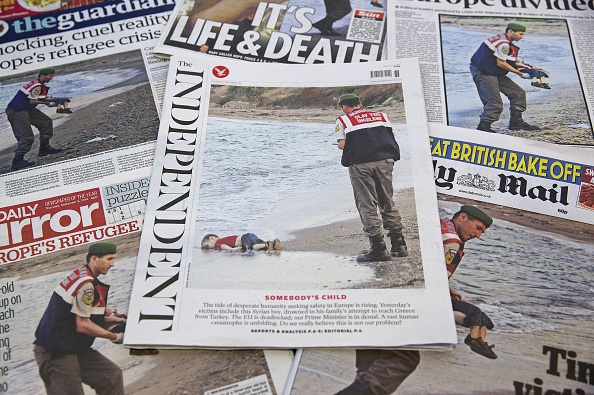 La photo du jeune Aylan Kurdi a fait le tour des médias internationaux.  (JUSTIN TALLIS/AFP/Getty Images)