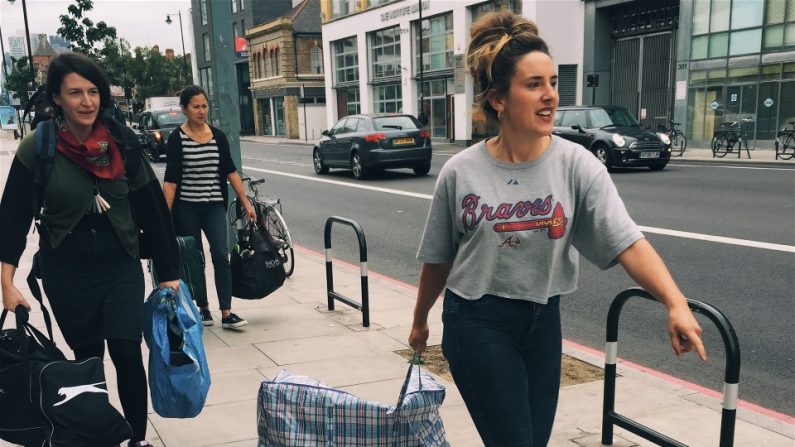 Des femmes arrivent avec leurs dons à Londres. (Luke Cody/IRIN)